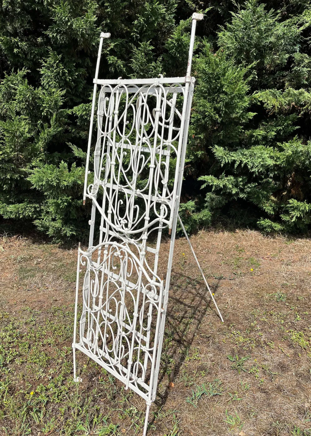 Lit d'enfant pliant avec ciel en fer forgé ou banquette de jardin romantique 19e