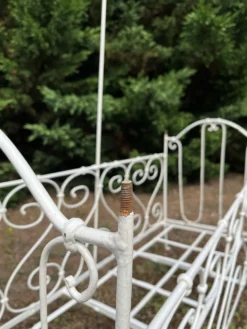 Lit d'enfant pliant avec ciel en fer forgé ou banquette de jardin romantique 19e