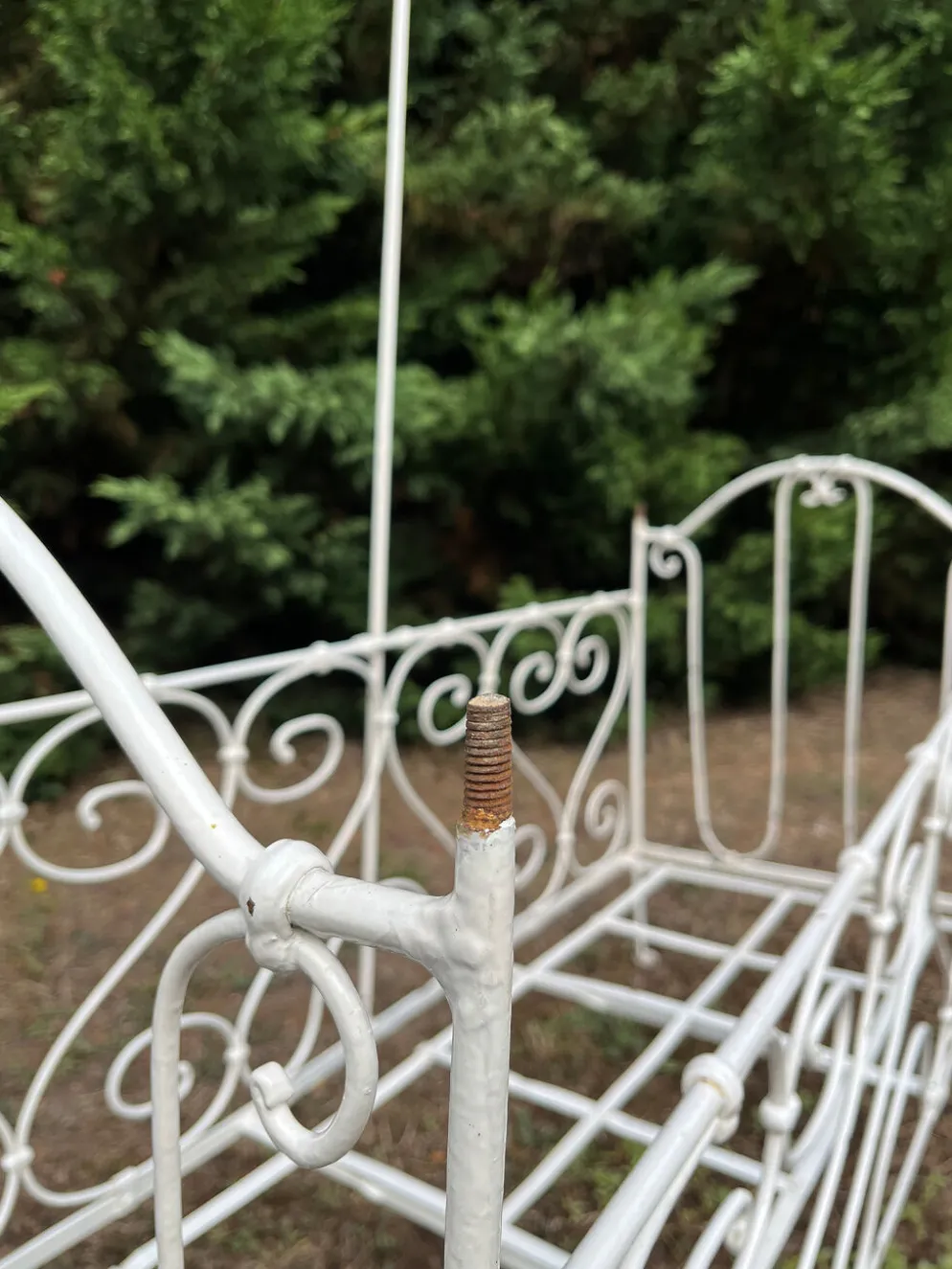 Lit d'enfant pliant avec ciel en fer forgé ou banquette de jardin romantique 19e