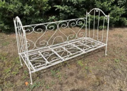 Lit d'enfant pliant avec ciel en fer forgé ou banquette de jardin romantique 19e