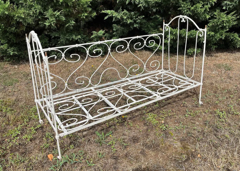 Lit d'enfant pliant avec ciel en fer forgé ou banquette de jardin romantique 19e