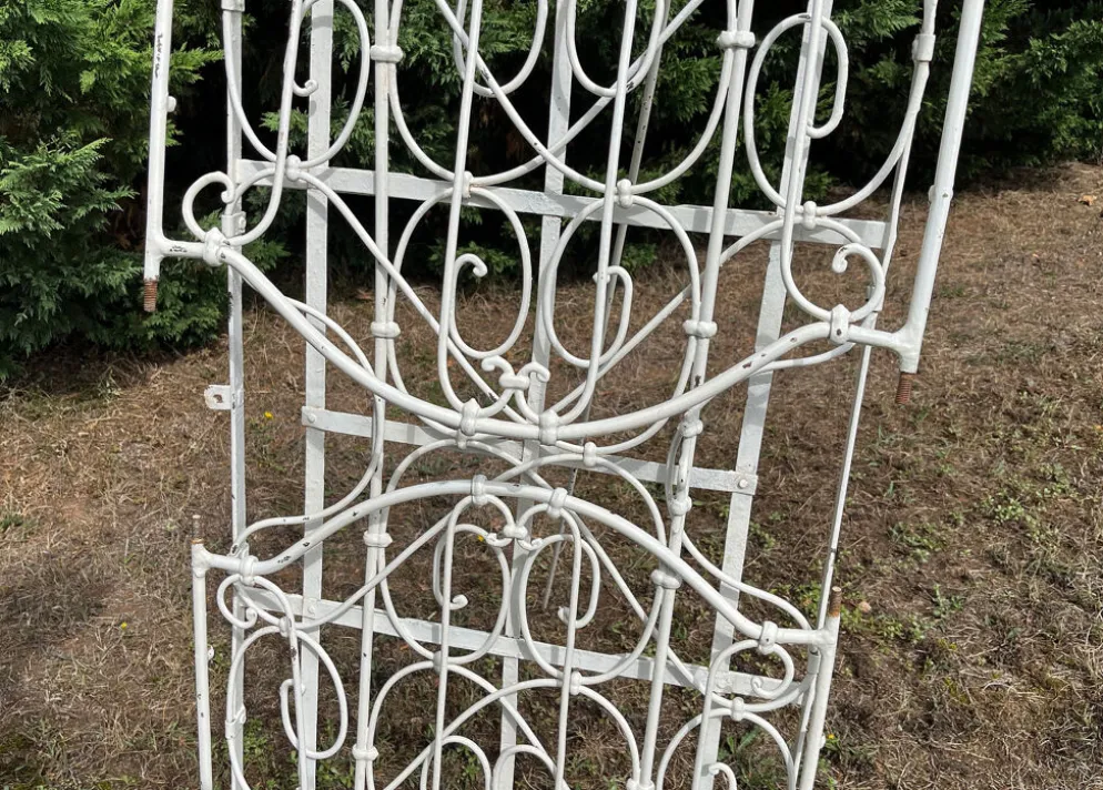 Lit d'enfant pliant avec ciel en fer forgé ou banquette de jardin romantique 19e