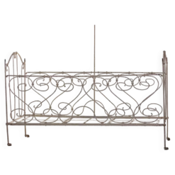 Lit d'enfant pliant avec ciel en fer forgé ou banquette de jardin romantique 19e