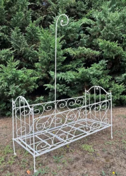 Lit d'enfant pliant avec ciel en fer forgé ou banquette de jardin romantique 19e