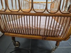 Lit D'enfant vintage en rotin