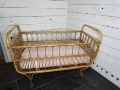 Lit D'enfant vintage en rotin