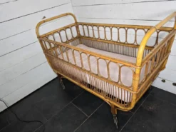 Lit D'enfant vintage en rotin