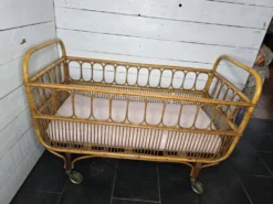 Lit D'enfant vintage en rotin