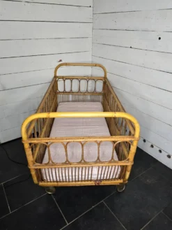 Lit D'enfant vintage en rotin