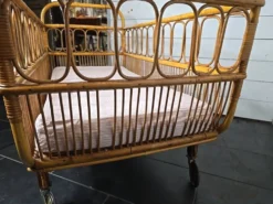 Lit D'enfant vintage en rotin