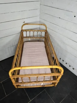 Lit D'enfant vintage en rotin