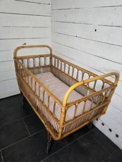 Lit D'enfant vintage en rotin