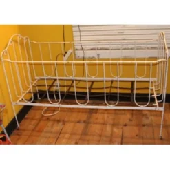 Lit d'enfant vintage patine blanche