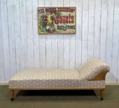 Lit de repos anglais début XXème en chêne, quelques tâches sur le tissu