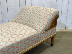 Lit de repos anglais début XXème en chêne, quelques tâches sur le tissu