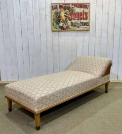 Lit de repos anglais début XXème en chêne, quelques tâches sur le tissu