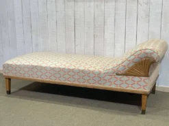 Lit de repos anglais début XXème en chêne, quelques tâches sur le tissu