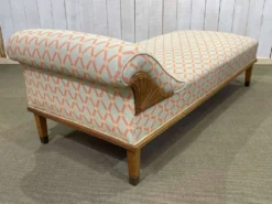 Lit de repos anglais début XXème en chêne, quelques tâches sur le tissu