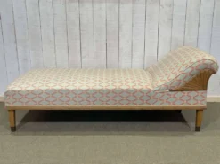 Lit de repos anglais début XXème en chêne, quelques tâches sur le tissu