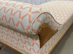 Lit de repos anglais début XXème en chêne, quelques tâches sur le tissu