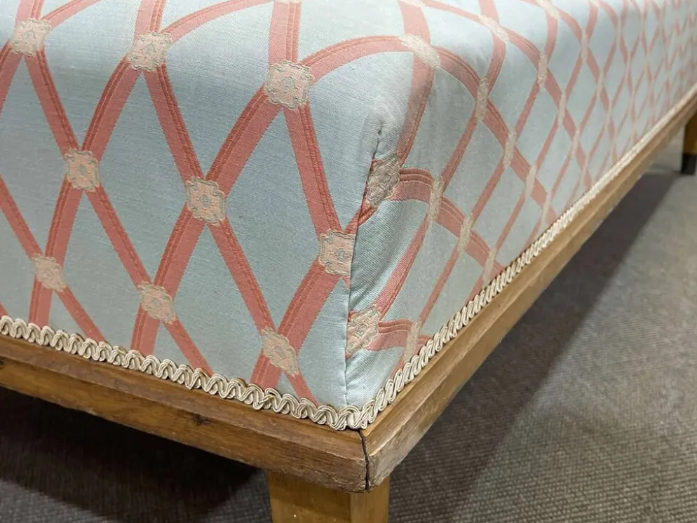 Lit de repos anglais début XXème en chêne, quelques tâches sur le tissu