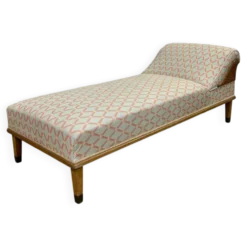 Lit de repos anglais début XXème en chêne, quelques tâches sur le tissu