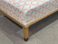 Lit de repos anglais début XXème en chêne, quelques tâches sur le tissu