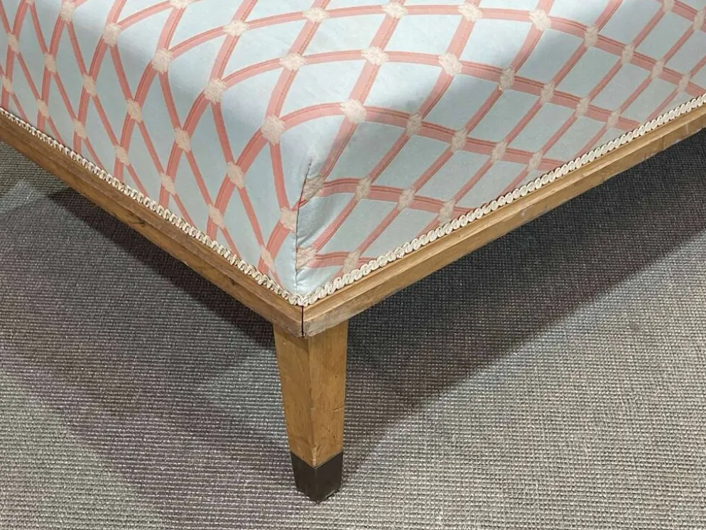 Lit de repos anglais début XXème en chêne, quelques tâches sur le tissu
