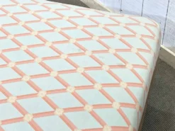 Lit de repos anglais début XXème en chêne, quelques tâches sur le tissu