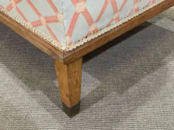 Lit de repos anglais début XXème en chêne, quelques tâches sur le tissu