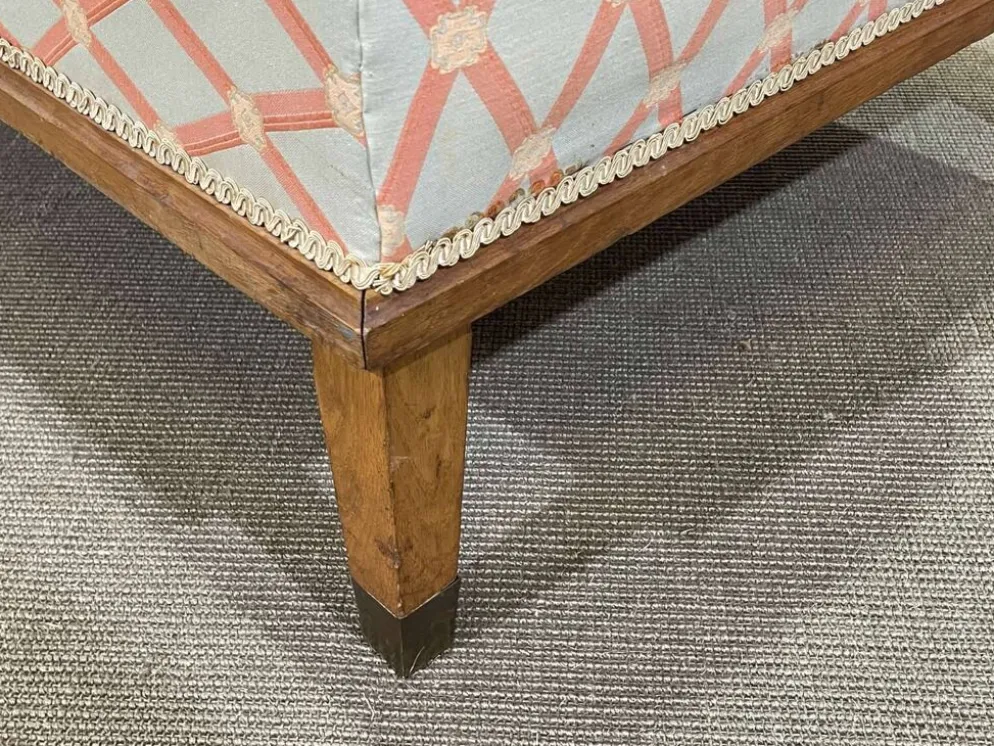 Lit de repos anglais début XXème en chêne, quelques tâches sur le tissu