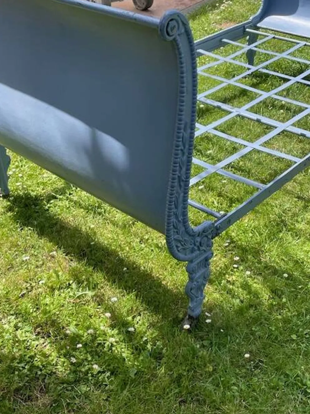 lit de repos banquette en fonte Napoléon III sur roulettes