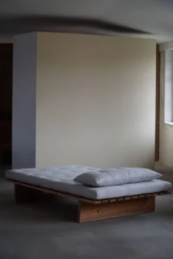 Lit de repos danois moderne, retapissé, fabriqué en pin, par Nyt i Bo, années 1970