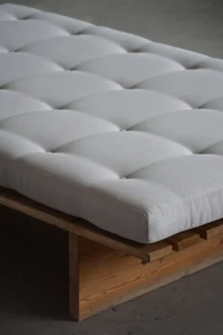 Lit de repos danois moderne, retapissé, fabriqué en pin, par Nyt i Bo, années 1970