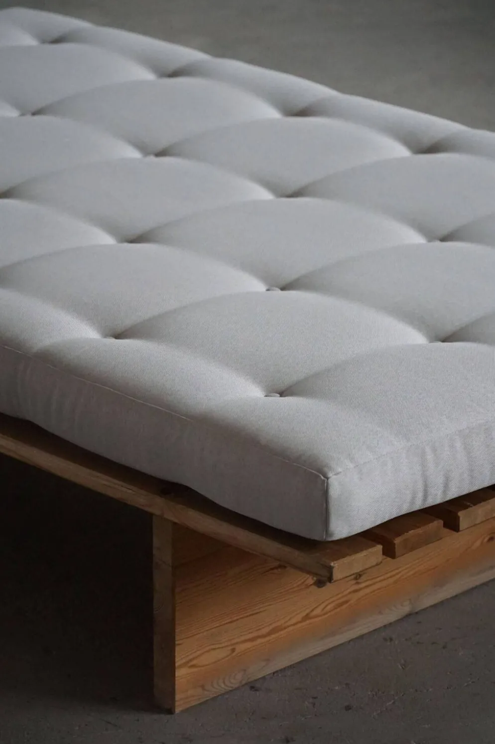 Lit de repos danois moderne, retapissé, fabriqué en pin, par Nyt i Bo, années 1970