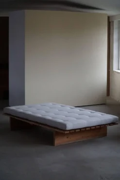 Lit de repos danois moderne, retapissé, fabriqué en pin, par Nyt i Bo, années 1970