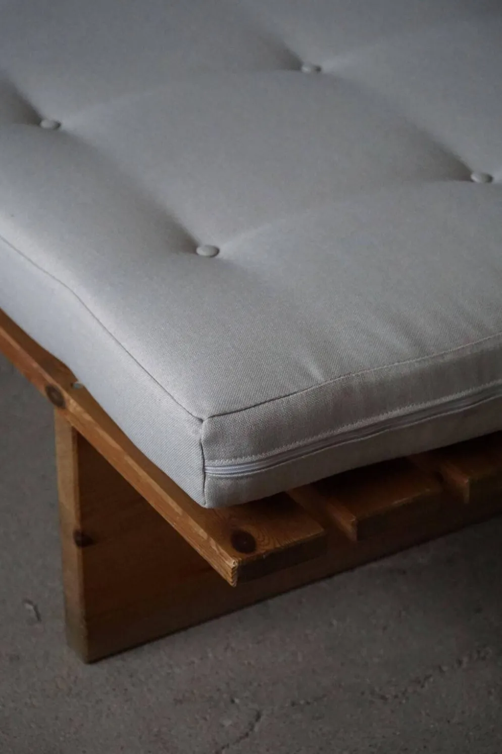 Lit de repos danois moderne, retapissé, fabriqué en pin, par Nyt i Bo, années 1970