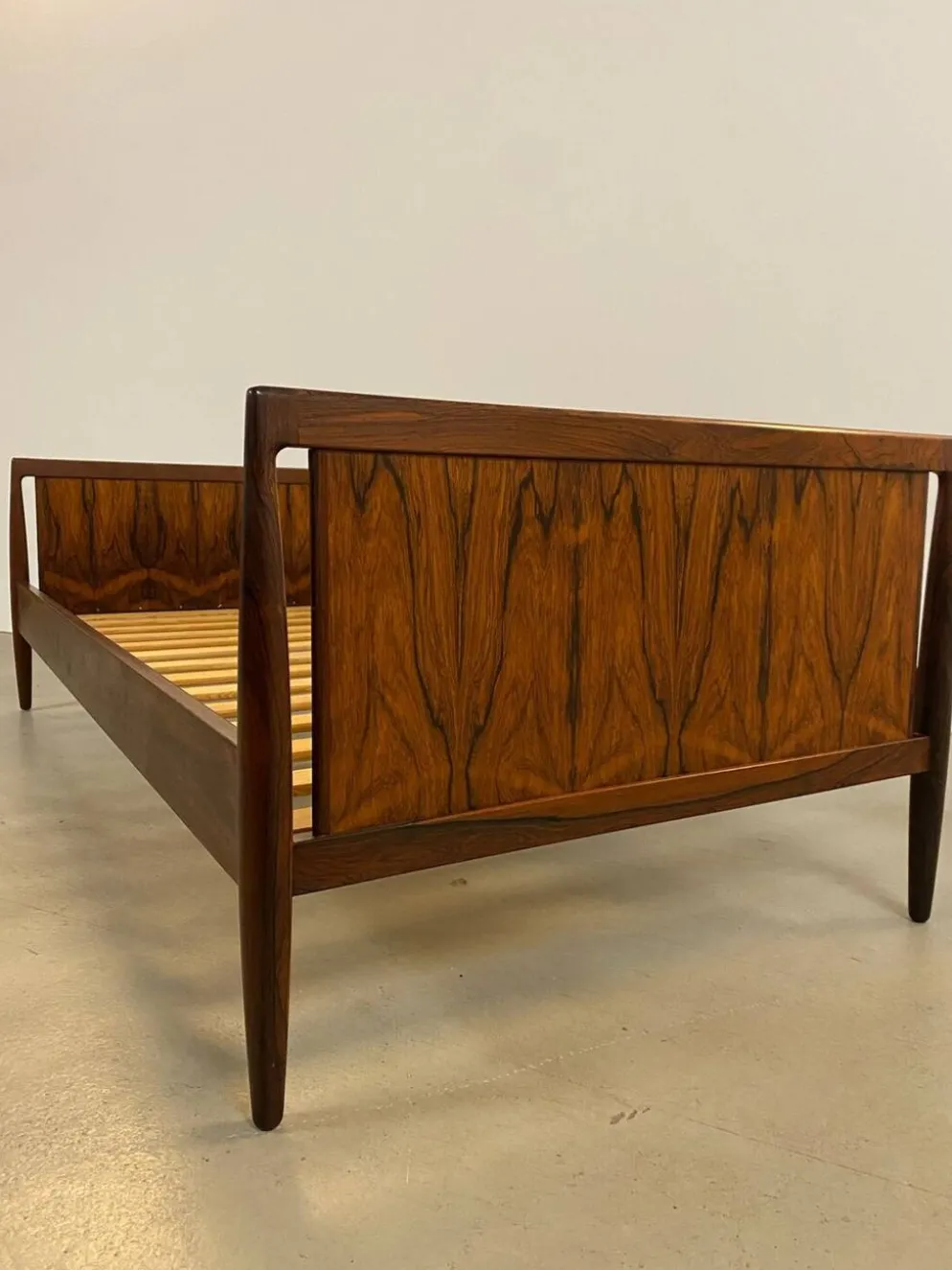 Lit de repos ou lit danois en palissandre Omann juin 1950