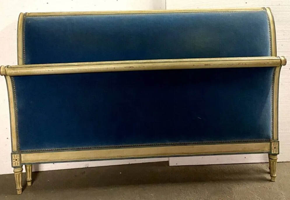 Lit de style Directoire en hêtre patiné XX siècle