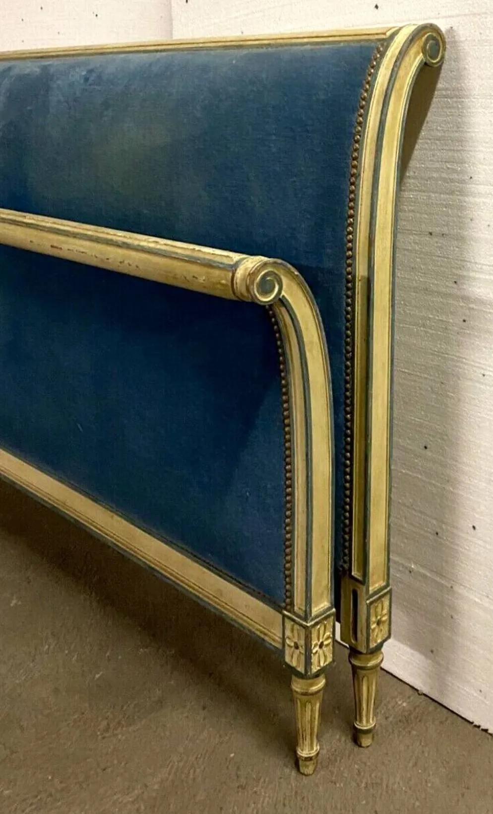 Lit de style Directoire en hêtre patiné XX siècle