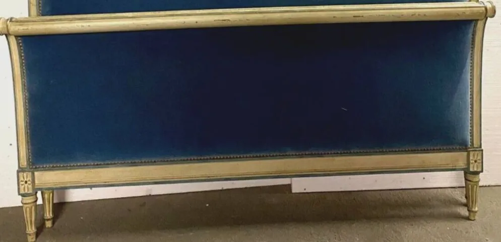 Lit de style Directoire en hêtre patiné XX siècle