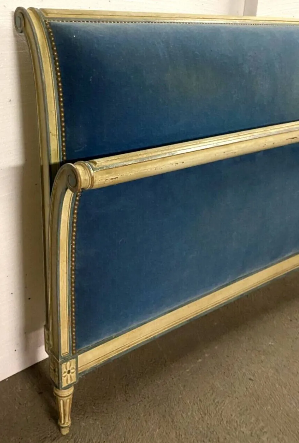 Lit de style Directoire en hêtre patiné XX siècle