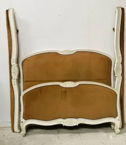 Lit de style Louis XV en hetre patiné XX siècle