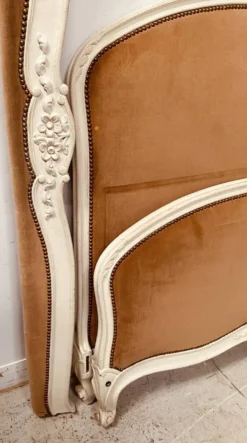 Lit de style Louis XV en hetre patiné XX siècle