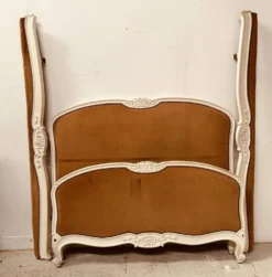 Lit de style Louis XV en hetre patiné XX siècle