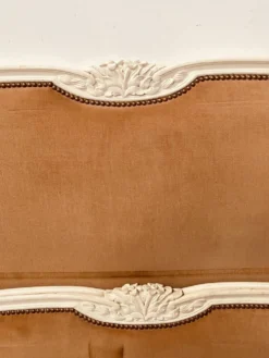 Lit de style Louis XV en hetre patiné XX siècle