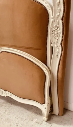 Lit de style Louis XV en hetre patiné XX siècle