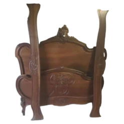 Lit de style Louis XV en noyer sculpté
