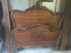 Lit de style Louis XV en noyer sculpté