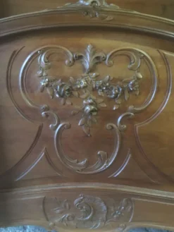 Lit de style Louis XV en noyer sculpté
